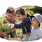 Kunde Martin mit Kindern beim Gärtnern